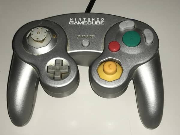 壊れたゲームキューブコントローラー
